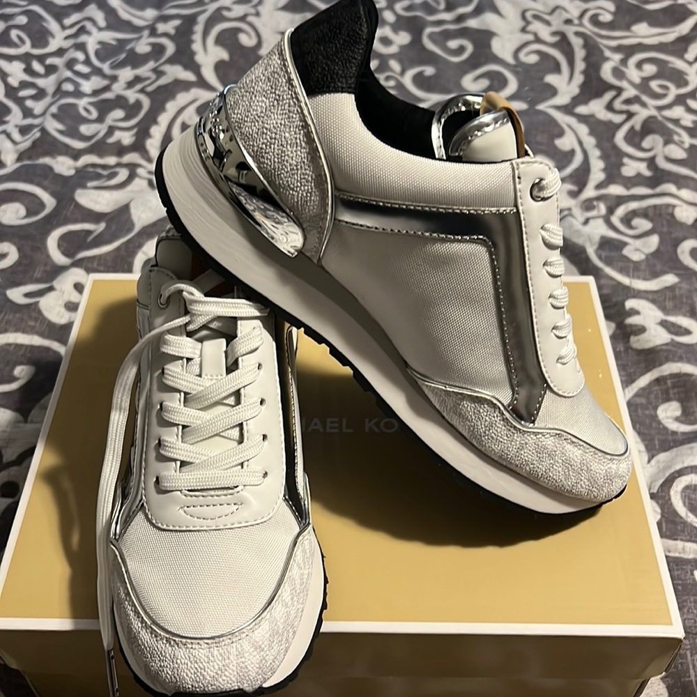 MICHAEL KORS MADDY Logo Trainer Sneakers size 7